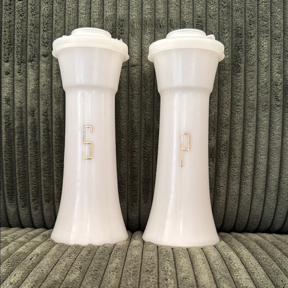 Vntg Tupperware Salt and Pepper Shakers